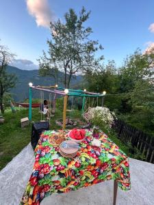 einen Tisch mit einem Tischtuch drauf mit einer Schaukel in der Unterkunft Happy days house in Shuakhevi