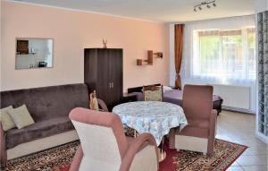uma sala de estar com uma mesa e um sofá em Nice Apartment In Ustka With Kitchen em Ustka