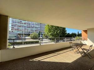 - un balcon avec une table et des chaises dans l'établissement Panier de Papet, Vélodrome/Prado avec Terrasse 3, à Marseille