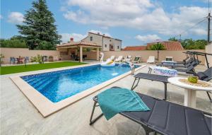 Basen w obiekcie Gorgeous Apartment In Medulin With Wifi lub w pobliżu