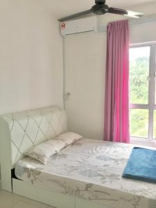 um quarto com uma cama, uma ventoinha de tecto e uma janela em PalamStay em Kuala Selangor