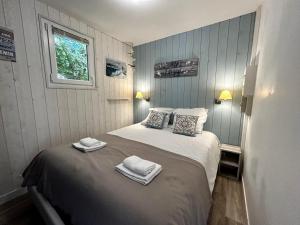 Postel nebo postele na pokoji v ubytování Les Cabanes du Lac