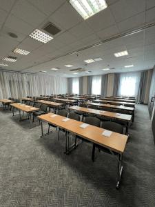 a classroom with rows of tables and chairs at Hotel 500 W Strykowie in Stryków