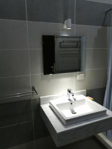 bagno con lavandino bianco e specchio di Premium Sea View Chalet in Azha Ain Sokhna a Ain Sokhna