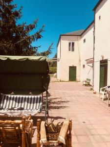 un banc installé sur une terrasse avec un bâtiment dans l'établissement Exotic, à Nabran