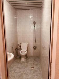 uma pequena casa de banho com WC e banheira em Exotic em Nabran