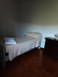 ein kleines Bett in einem Zimmer mit einem Tisch in der Unterkunft Il Rifugio di Lo.Ma. in Terni