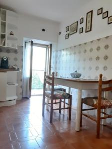 eine Küche mit einem Tisch und Stühlen im Zimmer in der Unterkunft Il Rifugio di Lo.Ma. in Terni