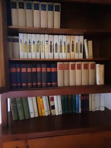 ein Bücherregal voller Bücher in der Unterkunft Il Rifugio di Lo.Ma. in Terni