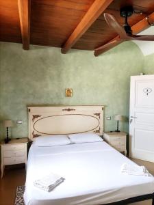 Schlafzimmer mit einem großen Bett und einer Badewanne in der Unterkunft Cathedral City Center Palermo 2 in Palermo