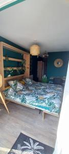 una camera da letto con un letto in una stanza di Chambre indépendante piscine en saison petit déjeuner inclus a Véretz