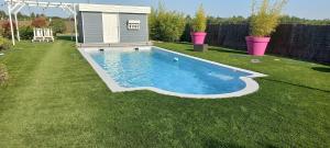 una piscina en medio de un patio en Chambre indépendante piscine en saison petit déjeuner inclus, en Véretz