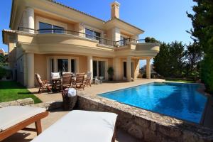 a villa with a swimming pool and a house at Villa Sabia in Vari
