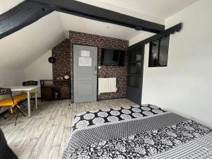 Postel nebo postele na pokoji v ubytování Chambres d'hôtes à la forge du Coglais