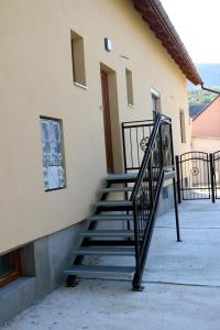 un conjunto de escaleras que conducen a un edificio en Villa Grácia, en Badacsonytomaj