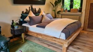 En eller flere senge i et værelse på Boutique Apartment Benz 1