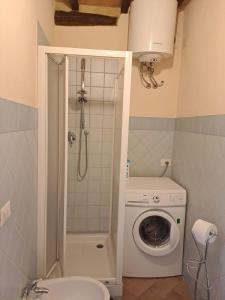 a bathroom with a washing machine and a washer at La piazzetta della frutta in Piancastagnaio