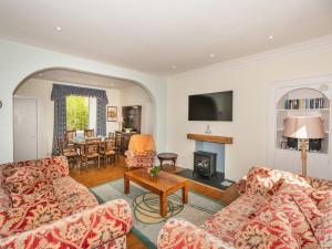 - un salon avec deux canapés et une cheminée dans l'établissement Neptune Cottage, à Rockcliffe