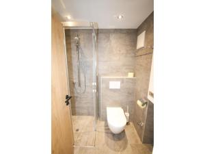 łazienka z toaletą i prysznicem w obiekcie Ferienwohnung 62 - Top 30 w mieście Königsleiten