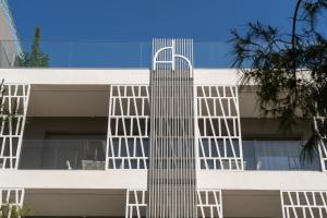 ein weißes Gebäude mit nebenstehendem Weißblech in der Unterkunft Athens Hill Luxury Apartments in Athen