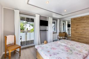 a bedroom with a bed and a window at Basislager in Albstadt