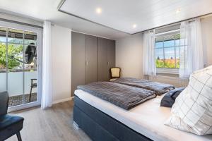 1 dormitorio con cama y ventana en Basislager, en Albstadt