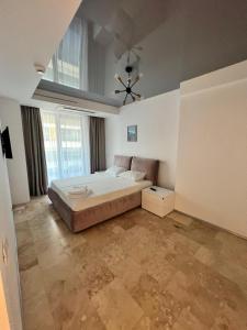 1 dormitorio con 1 cama y ventilador de techo en Apartament Maria Novum Residence, en Olimp