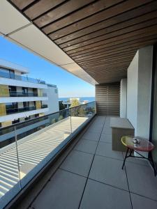 - un balcon avec vue sur un bâtiment dans l'établissement Apartament Maria Novum Residence, à Olimp