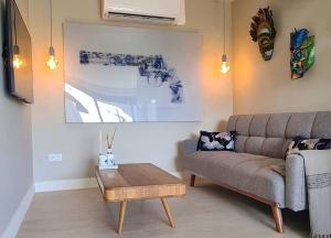 ein Wohnzimmer mit einem Sofa und einem Couchtisch in der Unterkunft Boutique appartment 4P with PRIVATE POOL, close by Jan Thiel & Mambo beach in Willemstad