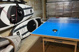 una mesa de ping pong azul en una habitación en Grand Lake Getaway, en Grand Lake