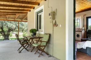 een eetkamer met een tafel en stoelen op een patio bij Ktima Dilberaki in Lixouri