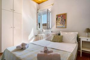 een slaapkamer met een bed met handdoeken erop bij Ktima Dilberaki in Lixouri