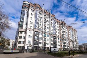 - un grand immeuble blanc dans une rue de la ville dans l'établissement Premium Apartment Chisinau, à Chişinău