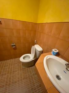 uma casa de banho com um WC e um lavatório em Nat Resort Koh Tao em Ko Tao