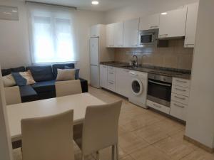 een keuken en een woonkamer met een tafel en een bank bij Apartment in Bilbao, comfortable and well equipped in Bilbao