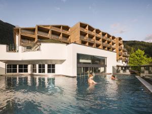 Bazén v ubytovaní Falkensteiner Hotel & Spa Falkensteinerhof alebo v jeho blízkosti