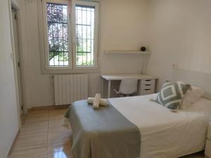 een slaapkamer met een bed, een bureau en een raam bij Apartment in Bilbao, comfortable and well equipped in Bilbao
