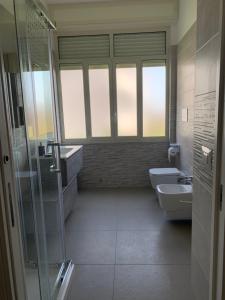 uma casa de banho com um chuveiro, um lavatório e um WC. em La Masseria di Felicetta em SantʼAnastasia
