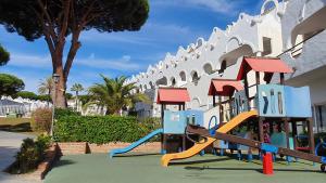 um parque infantil com um escorrega em frente a um edifício em Nice Duplex Home, Marbella, See View, Hotel Resort em Marbella
