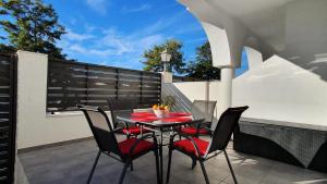 uma mesa preta com cadeiras vermelhas num pátio em Nice Duplex Home, Marbella, See View, Hotel Resort em Marbella