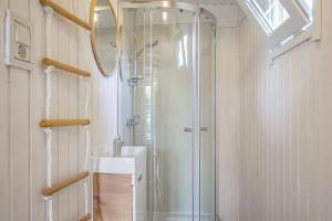 een badkamer met een douche en een wastafel bij In Ons Tuintje - aan zee - Callantsoog in Callantsoog