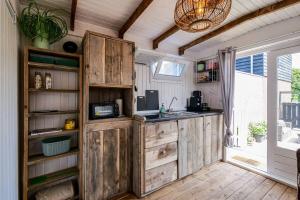 Kuchyň nebo kuchyňský kout v ubytování Tiny House In Ons Tuintje - Callantsoog aan Zee