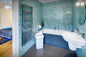 Ванна кімната в Manoir de Leschaux - OVO Network