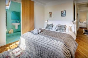 um quarto com uma cama grande e uma casa de banho em Manoir de Leschaux - OVO Network em Le Petit-Bornand-lès-Glières