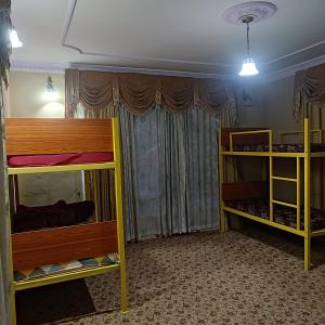 Ce dortoir comprend 2 lits superposés et des rideaux. dans l'établissement New urban Den cottage, à Srinagar