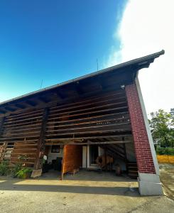 ein großes Gebäude mit einem Dach darüber in der Unterkunft Glamping Laško in Laško