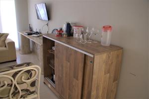 un mostrador de madera con gafas en una habitación en Casa com 03 quartos tendo 02 com ar condicionado no asfalto a 1,5 km do centro, en Chapada dos Guimarães