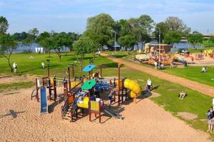 um parque infantil num parque com pessoas a brincar nele em Oak Heart, Lucavsalas namiņš em Riga