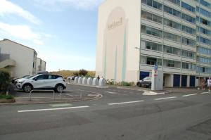 a car parked in a parking lot in front of a building at Vue mer les Becs Saint Hilaire in Saint-Hilaire-de-Riez