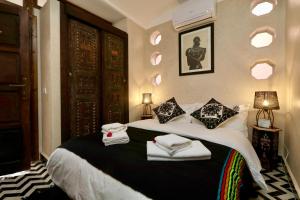 a bedroom with a bed with towels on it at Riad Beata Bed & Breakfast in Marrakesh
